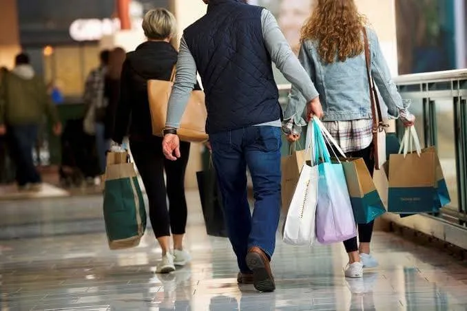 تحسّن ثقة المستهلكين الأميركيين خلال أكتوبر بدعم من تراجع أسعار البنزين