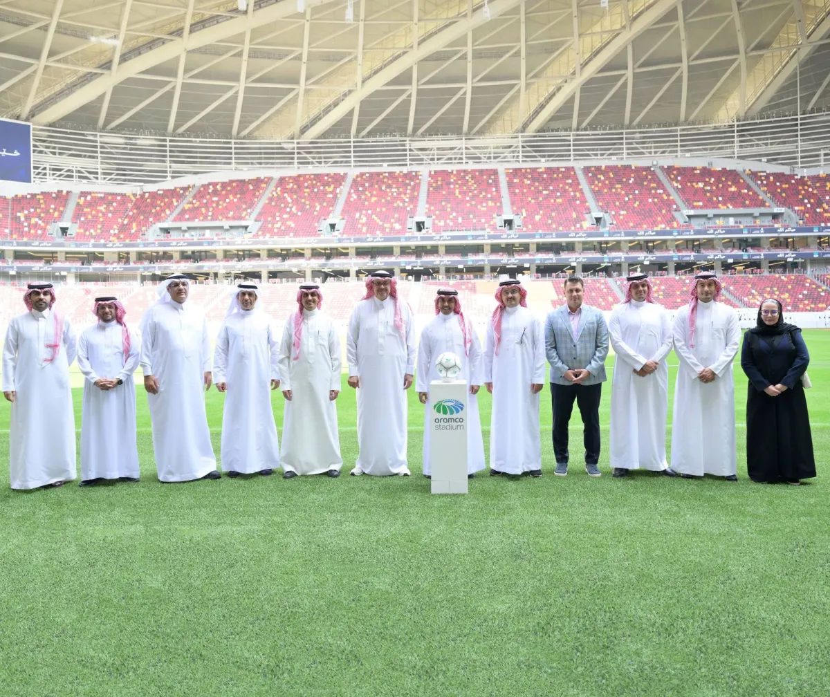 وزير الإعلام السعودي يتفقد المرافق والتقنيات الحديثة لملعب أرامكو