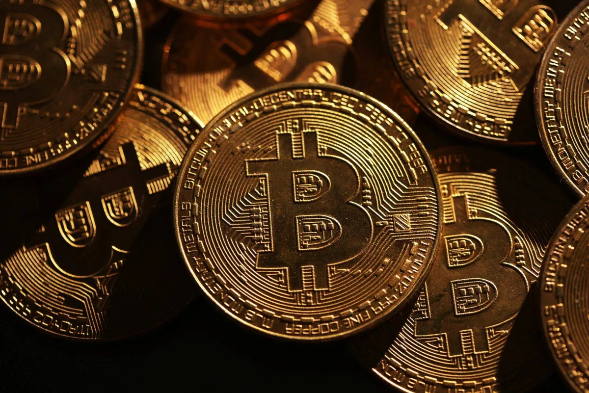 «بتكوين» تتراجع إلى أقل من 77 ألف دولار