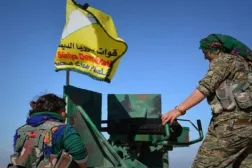 مقاتلتان من «قسد» في دير الزور (إكس)