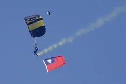  A Taiwan Army's paratrooper performs with a national flag during a military exercise in Pingtung County, southern Taiwan, Friday, Dec. 20, 2024. (AP)