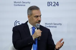 وزير الخارجية التركي هاكان فيدان متحدثاً في جلسة نقاش حول سوريا في مؤتمر ميونخ للأمن (رويترز)