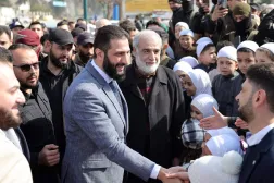 وصل الشرع إلى مدينة اللاذقية قادماً من محافطة إدلب عبر طريق حلب - اللاذقية، الذي كان مغلقاً منذ عام 2013 (أ.ف.ب)