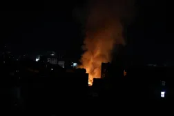 الدخان يتصاعد من موقع غارة جوية أميركية على صنعاء (رويترز)