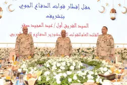 وزير الدفاع والإنتاج الحربى عبد المجيد صقر خلال لقاء قوات الدفاع الجوي (المتحدث العسكري المصري)