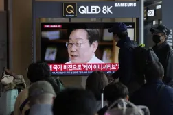 People watch a TV screen showing former South Korea's main opposition Democratic Party leader Lee Jae-myung announces his presidential bid via a video message at the Seoul Railway Station in Seoul, South Korea, Thursday, April 10, 2025. (AP Photo/Ahn Young-joon)