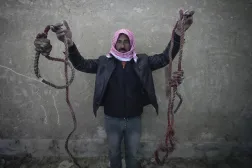 رجل يحمل حبلي مشنقة تم العثور عليهما في «سجن صيدنايا» العسكري شمال دمشق... 9 ديسمبر (أ.ب)