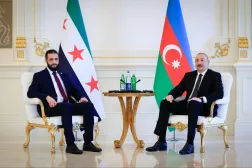 الرئيسان الآذري إلهام علييف والسوري أحمد الشرع خلال لقائهما في القصر الرئاسي في باكو السبت (أ.ب)