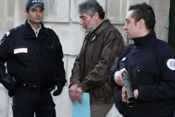 Fransız polisi George Abdullah'a eşlik ediyor (AFP)
