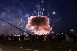 18 July 2025, North Rhine-Westphalia, Duesseldorf: A firework exploded at a low height above spectators during the final fireworks display of the Rhine funfair. Photo: David Young/dpa