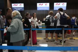 Yolcular, 17 Temmuz 2025'te Moskova'nın Sheremetyevo Havalimanı'nda bir havayolu şirketinin ofisi önünde sıra bekliyor. (EPA)