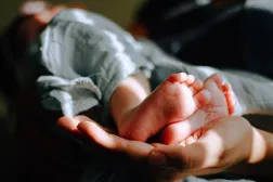 Cuma günü yayınlanan bir araştırma, ailelerin kız ya da erkek çocuk sahibi olma konusunda "tekil bir olasılığa" sahip olduğunu buldu (Unsplash)