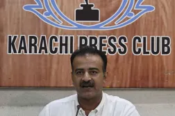 Belucistan Eyalet Hükümeti Sözcüsü Shahid Rind, 20 Temmuz'da Pakistan'ın Karaçi kentinde bir çiftin öldürülmesiyle ilgili gazetecilere konuşuyor (EPA)