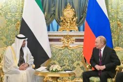 الشيخ محمد بن زايد آل نهيان رئيس دولة الإمارات مع الرئيس الروسي فلاديمير بوتين خلال اللقاء (د ب أ)