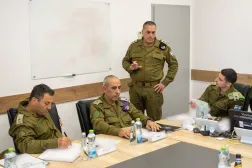 رئيس الأركان الإسرائيلي إيال زامير خلال جلسة تقييم مع قادة المنطقة الجنوبية (الجيش الإسرائيلي)