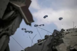 Humanitarian aid is airdropped by the Royal French Army over the northern part of the Gaza Strip, 08 August 2025. (EPA)