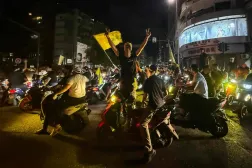 أنصار «حزب الله» يتظاهرون ضد خطة نزع سلاح الحزب في الضاحية الجنوبية لبيروت (أ.ف.ب)