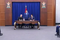 Sudani, Irak ve İran arasındaki sınır iş birliğini koordine etmek için el Araci ile Laricani arasında bir mutabakat zaptının imzalanmasına nezaret ediyor (Irak Başbakanlığı)