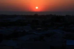 Palestinians, displaced by the Israeli military offensive, shelter in a tent camp, during sunset in Khan Younis, in the southern Gaza Strip, August 19, 2025. REUTERS/Hatem Khaled
