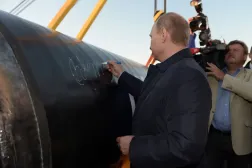 Rusya Devlet Başkanı Putin, 2014 yılında Sibirya’nın Gücü 1 Boru Hattı’nın açılış töreninde boru hattının ilk bölümünü imzalarken (Reuters)