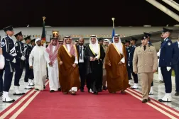 Şeyh Fahad Yusuf el-Sabah, Kuveyt Havalimanı'nda Prens Abdulaziz bin Suud bin Naif'i karşılıyor (KUNA)
