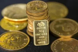 Londra'daki Hatton Garden Metals'deki kıymetli metal satıcılarında sergilenen altın külçeleri (Reuters)