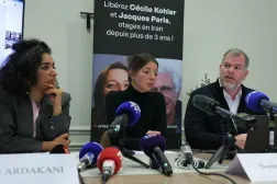 نومی کوهلر (در میانه)، خواهر سسیل کوهلر، زندانی در ایران، در یک نشست خبری در پاریس سخن می‌گوید. در کنار او وکلای پرونده، مارتن برادل و شیرین اردکانی، حضور دارند (AFP)