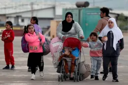 Geçtiğimiz çarşamba günü Beyrut'tan ülkelerine dönüş yolculuğunda olan Suriyeli kadınlar ve çocuklar (EPA)
