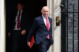 İngiliz Savunma Bakanı John Healey, Londra'daki hükümet merkezinden ayrılıyor (Arşiv- EPA)