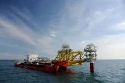 Astrakhan Korabel Tersanesi’ndeki Lukoil platformunun yakınında bir petrol tankeri (AFP)