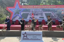 Kim Jong Un ve Rusya'nın Kuzey Kore Büyükelçisi anıtın temel atma töreninde (Reuters)