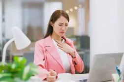 Mide ekşimesini daha da kötüleştiren ancak yaygın olarak tüketilen 5 yiyecek ve içecek