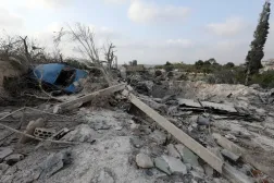 Güney Lübnan'ın Sur ilçesinde İsrail ordusunun hedef aldığı bir bölgede enkaz altında kalan hasarlı bir araç ortaya çıktı.