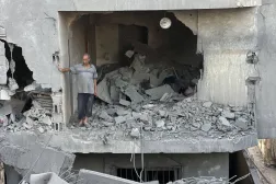 25 September 2025, Palestinian Territories, Nusairat: Palestinians inspect the damage caused by an Israeli airstrike on the Nuseirat refugee camp in the central Gaza Strip. Photo: Belal Abu Amer/APA Images via ZUMA Press Wire/dpa
