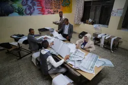 
کارکنان انتخاباتی در یکی از مراکز رأی‌گیری ویژه برای نیروهای امنیتی عراق، در حال شمارش برگه‌های رأی در انتخابات پارلمانی هستند(خبرگزاری آلمان)
