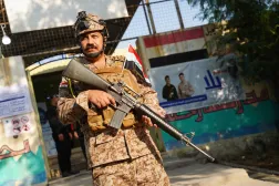 یکی از نیروهای امنیتی عراق در روز رأی‌گیری ویژه انتخابات پارلمانی، یک مرکز رأی‌گیری را تأمین امنیت می‌کند (DPA)