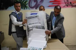 کارکنان «کمیساریای عالی انتخابات» عراق، روز یکشنبه در بغداد، برگه‌های رأی مرحله «رأی‌گیری ویژه» را شمارش کردند(خبرگزاری فرانسه)