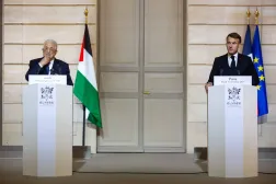 Macron ve Abbas dün Elysee Sarayı'nda ortak basın toplantısı düzenledi (EPA)