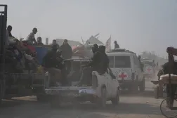 مسلحون من حركة «حماس» برفقة أعضاء من اللجنة الدولية للصليب الأحمر يتجهون إلى شرق مدينة غزة للبحث عن جثث الرهائن (أ.ب)