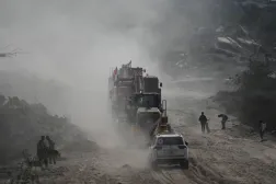 مسلحون من «حماس» وعمال مصريون برفقة عناصر من الصليب الأحمر يتوجهون إلى شرق مدينة غزة للبحث عن جثث الرهائن اليوم الخميس (أ.ب)