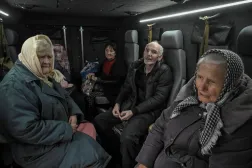 جانب من عملية إجلاء مدنيين من مدينة بوكروفسك يوم 11 نوفمبر (رويترز)