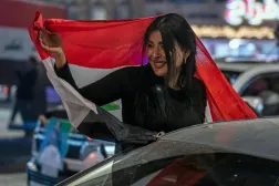 جمهور الأحزاب المتنافسة تفاعل مع النتائج الأولية للانتخابات في شوارع بغداد (أ.ب)