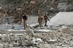 جنود تابعون للجيش اللبناني يتفقدون موقع غارة إسرائيلية في قرية طير فلساي بالقرب من الليطاني في جنوب لبنان أمس (أ.ف.ب) 