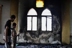 فلسطينيون يعاينون الأضرار التي ألحقها مستوطنون الخميس بمسجد الحاجة حميدة في قرية دير استيا الفلسطينية قرب سلفيت بالضفة الغربية المحتلة (أ.ف.ب)