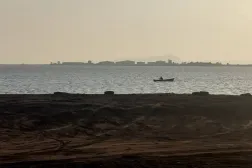 Bab el-Mandeb yakınlarında Arap Denizi'nde seyreden bir gemi (Arşiv- EPA)