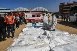 27 October 2025, Palestinian Territories, Khan Younis: The bodies of 40 palestinians, killed by the Israeli army, placed in front of Nasser Hospital, ahead of their burial, in Khan Younis, south of the Gaza Strip, with the participation of the Civil Defense and some workers from the Ministry of Health. Photo: Abed Rahim Khatib/dpa