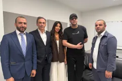 هانيبال القذافي (الثاني من اليمين) مع فريقه القانوني بعد الإفراج عنه (الشرق الأوسط)