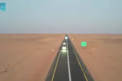 Vehicles travel on the Al Abr Road that serves as a crucial link between Yemen and Saudi Arabia. (SPA)