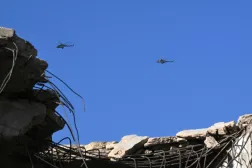 Suriye ordusuna ait helikopterler, Şam'daki Mezze Havaalanı yakınlarındaki Daraya üzerinde uçuyor (AFP)