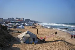  Temporary tents stretch along the beachfront in Deir al-Balah, in the central Gaza Strip, Saturday, Nov. 15, 2025. (AP) 
